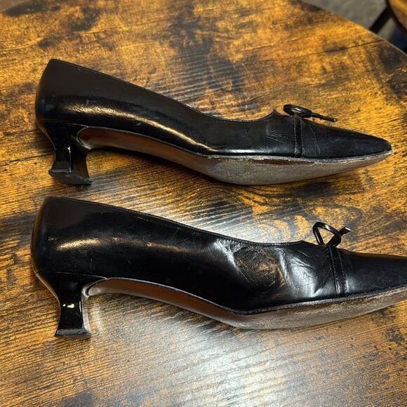 Stuart Weitzman Pointed Toe Low Heel Pumps Black Leather with Bow Accent size 8 - Picture 7 of 10